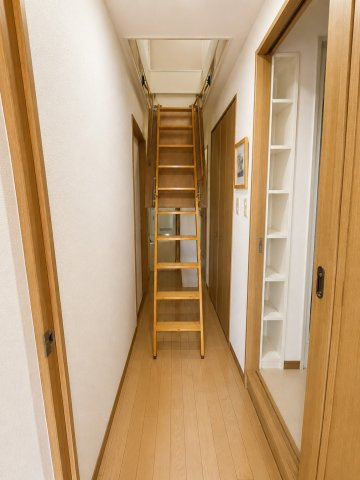 廊下上の階段をおろせばロフトに繋がります。AIで小物を整理しています。