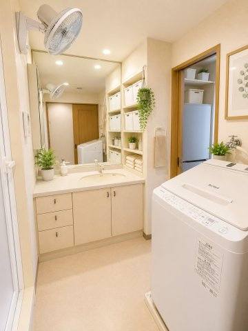 キッチンから洗面に行ける導線が奥様に人気の間取りです。AIで小物を整理しています。