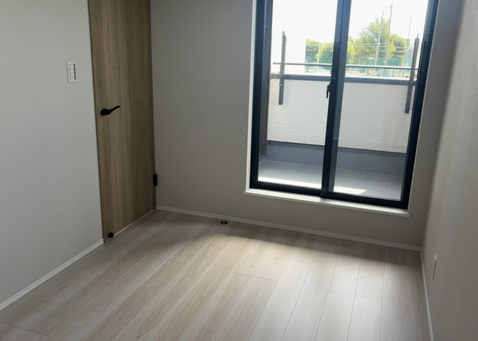 洋室のメリットは重い家具が置きやすく、身の回りが整理しやすいことです。　床がフローリングのため畳とは異なり凹みにくいです。　クローゼットなど収納が豊富で、普段使わない旅行カバンや服の整頓も簡単にです。