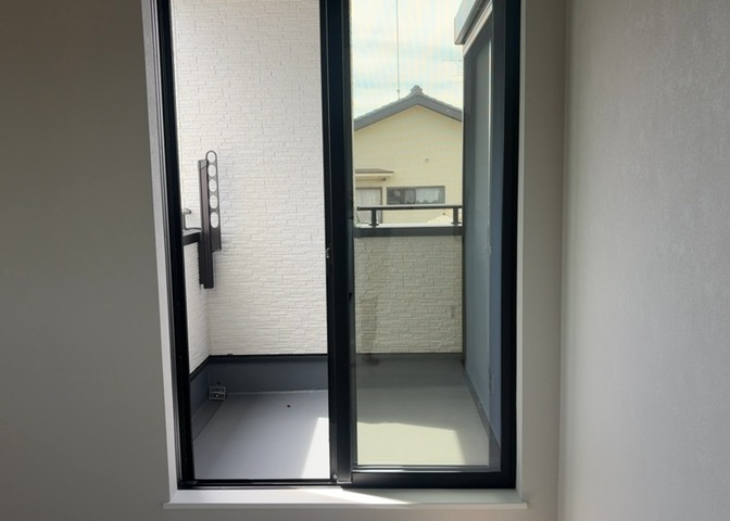 バルコニーは、室外の専用スペースのうち、「屋根がなく開放された空間」であるものを指します。ベランダより広いタイプのものが多く、日当たりもよいため家庭菜園などを楽しみたい人にとって適した環境となります。