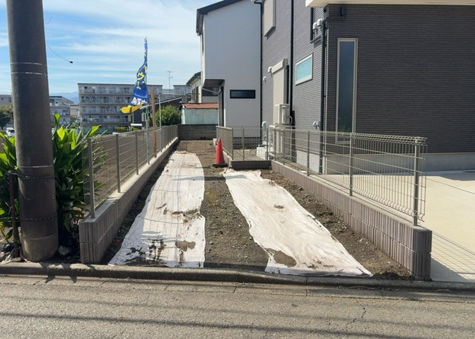 住宅用の土地では前面道路に2m以上接していなければならないと法律で定められています。しかし、お持ちの車のサイズやライフスタイルなどにより、2mでは利便が悪い場合もございますので、事前に確認しましょう。