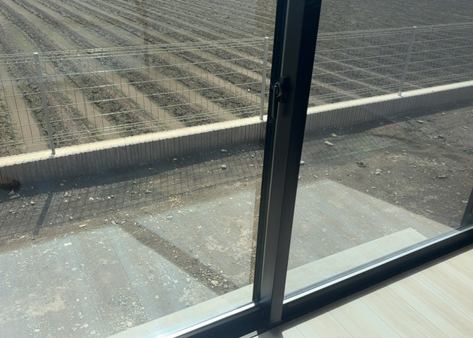 サッシとは、ガラス窓に使用される金属製の窓枠のことです。一般的に住宅建築では、金属製建具工事の段階で備え付けるもので、ガラス類や玄関、バスルームのスチール製のドアなどと同じタイミングで工事を行います。