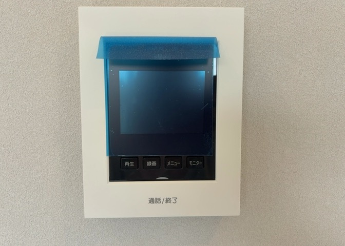 モニターで来訪者を確認して、目的が分からない場合はインターホンを通じて室内から会話することができます。怪しいと感じた場合はインターホン越しにお帰りいただくことができるので、直接会うことがなく安全です。