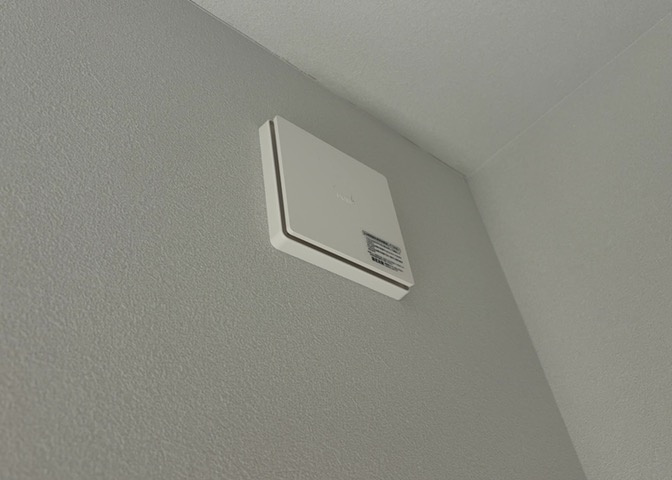 1日中建物内の換気が行われるように設計された仕組みです。気密性の高い住宅は、家に籠った空気でシックハウス症候群になる可能性がありますが、24時間換気システムであれば計画的な換気で対策が可能です。