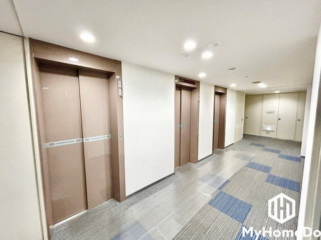 複数基のエレベーターを設置し、待ち時間を短縮。快適な住まいへのアクセスをスムーズに。