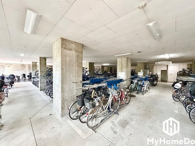 屋根付きなので、雨や風、直射日光から自転車を守ることができます。