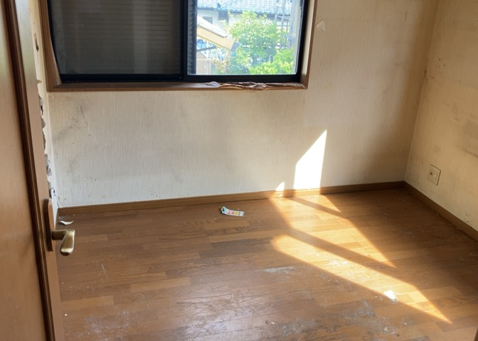 洋室のメリットは重い家具が置きやすく、身の回りが整理しやすいことです。　床がフローリングのため畳とは異なり凹みにくいです。　クローゼットなど収納が豊富で、普段使わない旅行カバンや服の整頓も簡単にです。