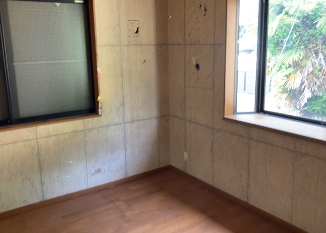 寝室でゆっくりと過ごすためにはベッド周りの適度な空間を担保することや窓の位置、照明の明るさ、寝室の広さなどを考える必要があります。自身や家族の構成とライフスタイルに併せて寝室にする部屋を選びましょう！