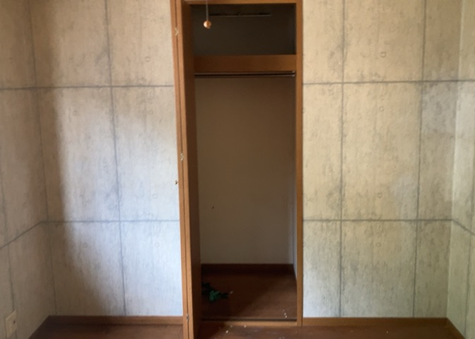 デザイン性を重視しすぎて収納が少なかった！なんてことにならないため、事前に現地で収納の数を確認しておくことをお勧めします。クローゼット以外にも床下収納や屋根裏収納、パントリーなどもチェックしましょう。