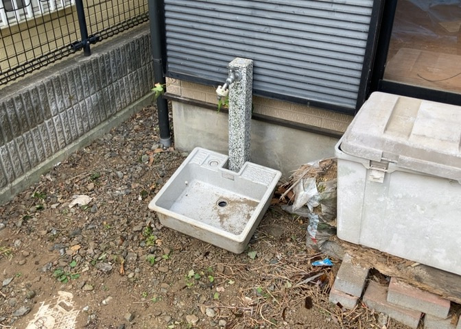 敷地内に散水栓や立水栓があると便利です。水道水を直接利用できるため、水を運ぶ手間を省くことが出来ます。大量の水を必要とする洗車作業や清掃などに役立ちます。その他設備とあわせて、現地でご確認ください。