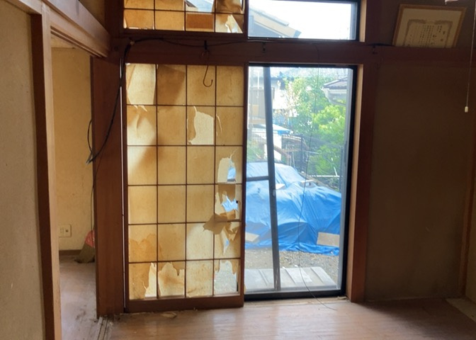 サッシは、ガラス窓に使用される金属製の窓枠です。一般的に住宅建築では、金属製建具工事の段階でガラス類・玄関などと同時に設置されます。種類や構造により断熱性能や遮音性能が異なるので現地でご確認ください。
