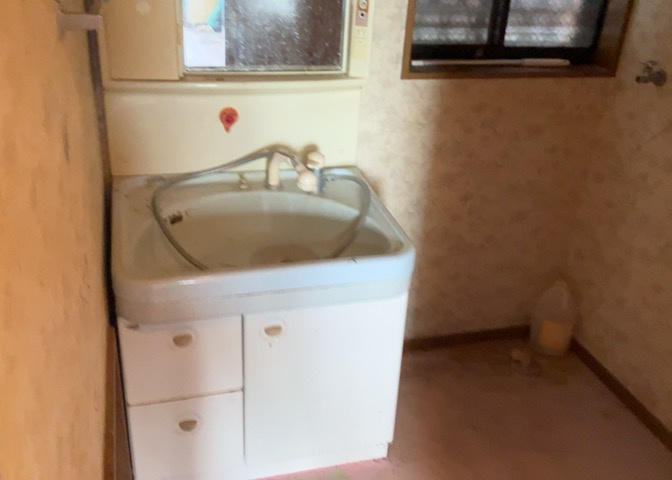 多くの戸建て住宅で見かける洗面脱衣所は、洗面台と洗濯機が2畳ほどのスペースに並べられていて、洗面所が脱衣所を兼ね備えている間取りが一般的です。お客様が利用することもある、パブリックな空間でもあります。