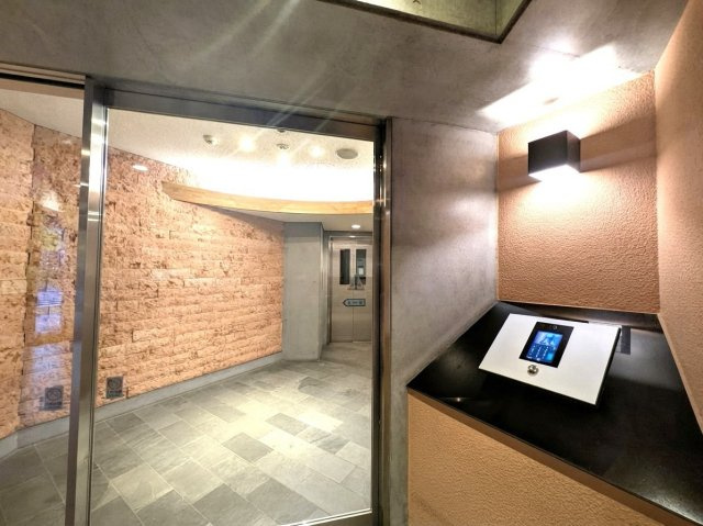 オートロック付きのエントランスに24時間セキュリティも。防犯対策も安心なマンションです。