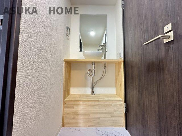 1日の始まりと終わりを心地よく演出してくれる造作風洗面台です。すっきりとしたデザインでオシャレですね