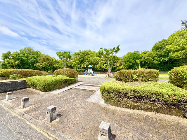 さつき野公園まで徒歩1分、緑豊かな住環境です
