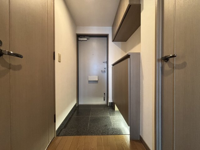 【玄関】　掃除のしやすいフロートタイプのシューズボックスが備わっています。