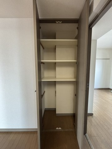 【収納/キッチン】　キッチン横の収納です。