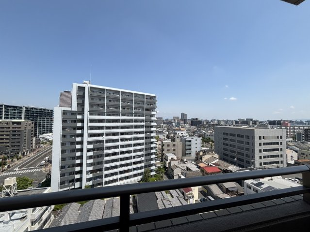 【眺望/北東側】　前面に視界を遮る高い建物は無く、天気の良い日には心地よい青空を楽しめそうです。