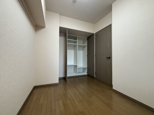 【洋室】　廊下から出入り可能な、約5.0帖の独立した居室。クローゼットが備わっており、衣類・鞄などをスッキリと収納していただけます。