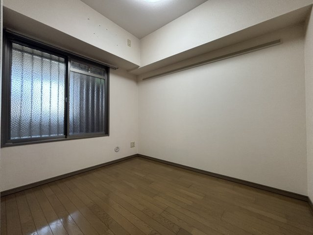 【洋室】　廊下から出入り可能な、約5.0帖の独立した居室。クローゼットが備わっており、衣類・鞄などをスッキリと収納していただけます。