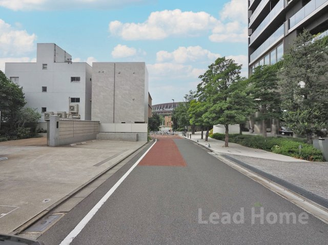 青空が広がる見通しの良いフラットな前面道路！歩道がしっかり整備されており毎日の通学やお散歩も安心です♪