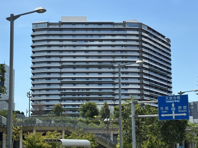 青空に美しく映えるスタイリッシュで堂々とした外観！日当たりや風通しにも恵まれた心地よい住環境です♪