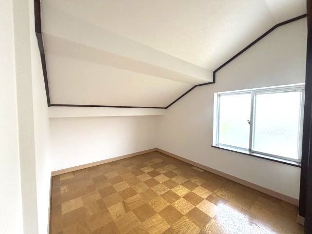 2階にある収納部屋です。十分な広さがあり、季節物の収納に便利！