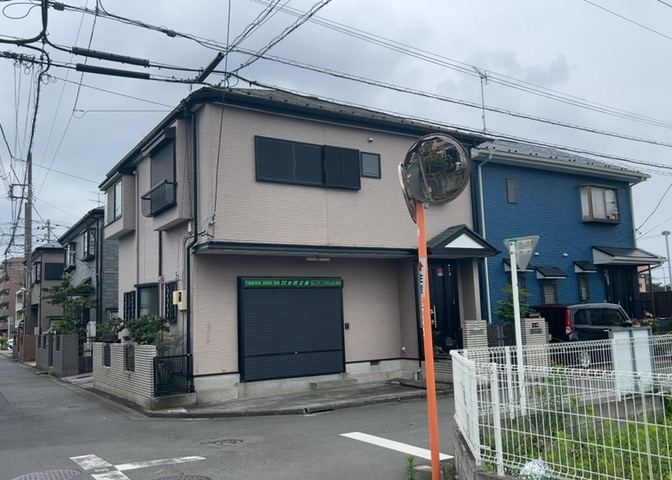 玄関は家の顔でもあり、家族以外の目にも止まる場所です。玄関は外との間を仕切る扉、靴などをしまっておく収納スペース、靴脱ぎのたたきスペース、来客とのやり取りをするドアホンなど複数のアイテムからなります。