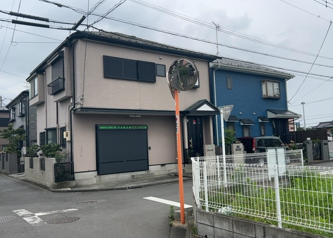 バルコニーは、室外の専用スペースのうち、「屋根がなく開放された空間」であるものを指します。ベランダより広いタイプのものが多く、日当たりもよいため家庭菜園などを楽しみたい人にとって適した環境となります。