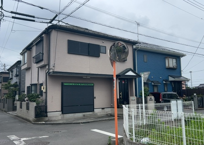 木造住宅とは土台、壁、柱など建築物の強度を支える構造体の材に木が使用されている構造を指します。構造体は建物の自重を支えるだけではなく風圧や水圧、積裁荷重などあらゆる衝撃に耐えるための基礎です。