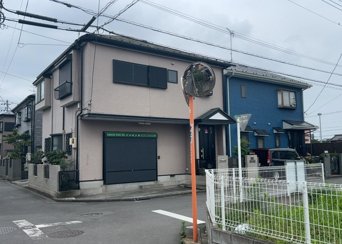建物の基礎工事の方法は、主流となっているベタ基礎（防湿基礎）と布基礎の2種類に分類され、床下の通気性や耐久性などに違いがあります。建物の基礎部分の構造や付帯設備など詳細については現地でご確認ください。