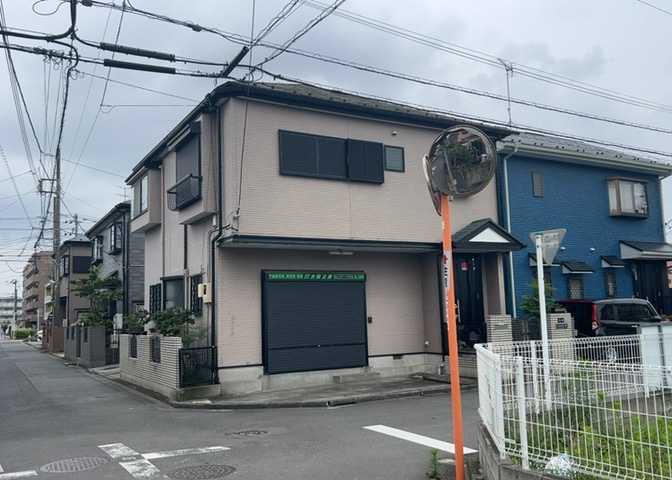 玄関ポーチにおいて最も重視すべきと言っても良いのが広さです。適切な広さの玄関ポーチでないと外見的なバランスは崩れてしまいますし、何より使いにくくなってしまいますので、現地で実際に下見をしてみましょう！