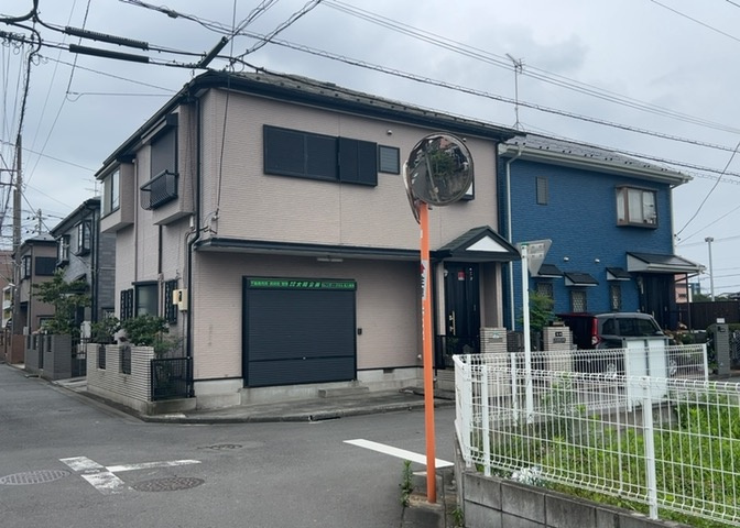 敷地内に散水栓や立水栓があると便利です。水道水を直接利用できるため、水を運ぶ手間を省くことが出来ます。大量の水を必要とする洗車作業や清掃などに役立ちます。その他設備とあわせて、現地でご確認ください。