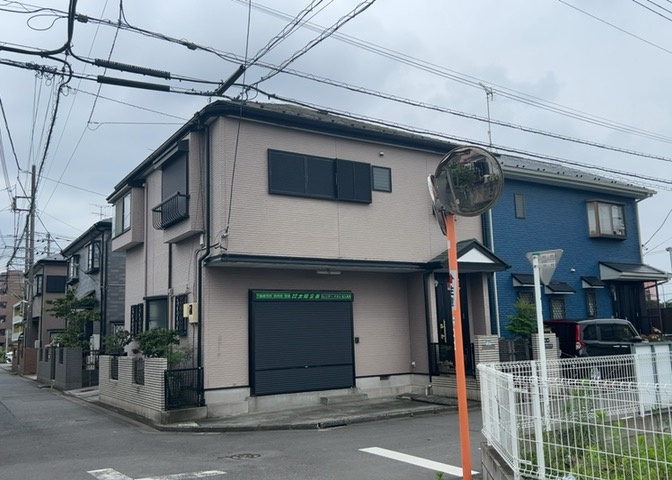 床下換気口は、床下に湿気がこもることを防ぎ、効果的に換気を行うために設置されています。床下換気口が設置されていない建物は、基礎パッキング工法などにより換気を行なっています。詳細は現地でご確認ください。