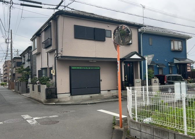 南側道路の場合は長い時間光を入れ込むことができるため、庭やリビングを道路側に持ってくることが多く土地価格も高い傾向にあります。一方北側道路だとリビングや庭が南側になりプライバシーを守ることができます。