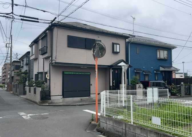 東側道路の場合は居室を南向きに設計しやすいため、朝日が入りやすいというメリットがあります。一方、西側道路も東側同様に居室を南向きに設計しやすいのですが、住宅地だと朝日が入りにくいという弱点があります。