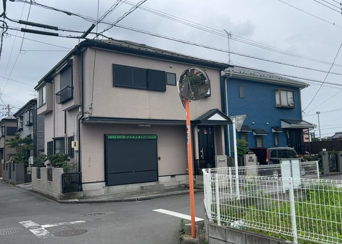 庭のある家に住むことのメリットとして、子どもたちの遊び場を確保できること、ガーデニングや家庭菜園を楽しめること、明るさを確保できることがあります。また、配置を工夫することでプライバシーが確保できます。