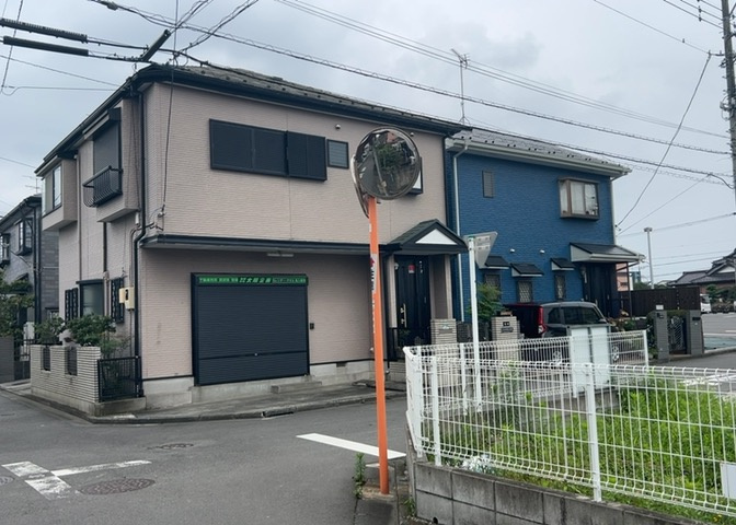 バルコニーは、建物内から室外へ楽に出入りできる便利なスペースです。また、バルコニーには手すりを付けることが義務付けられており、手すりの高さは110cm以上で施工することが建築基準法で定められています。