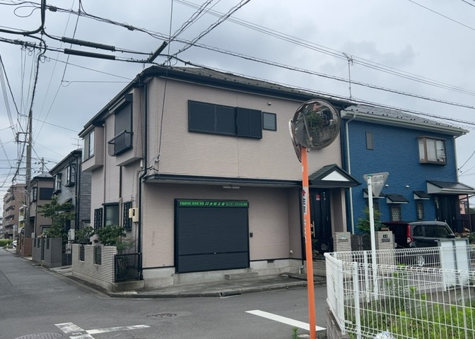 玄関は家の顔と言っても過言ではありません。現地を見学する際は玄関の広さや全体のバランスなどを見てみるといいでしょう。一般的なアプローチのしやすさだけではなく、お年寄りにも優しい設計のものだと安心です。