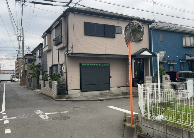 住宅用の土地では前面道路に2m以上接していなければならないと法律で定められています。しかし、お持ちの車のサイズやライフスタイルなどにより、2mでは利便が悪い場合もございますので、事前に確認しましょう。