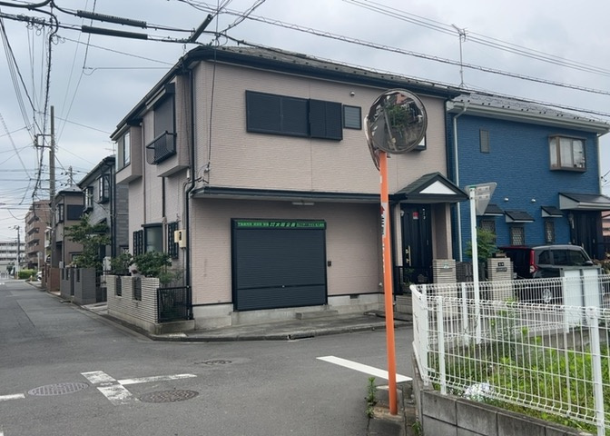 道幅が広い場所は日当たりや風通が良好です。幅が広いのですれ違いも可能ですし大きな車でも駐車可能！一方で、大型車が通ることも多くなるため交通量の増加により騒音に繋がります。また土地の値段が高くなります。