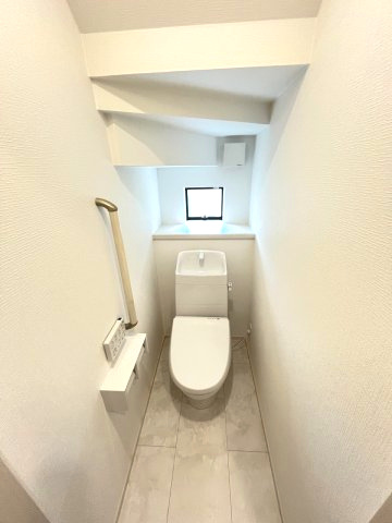 施工例。1階のトイレです。施工例は完成時と異なる場合があります。