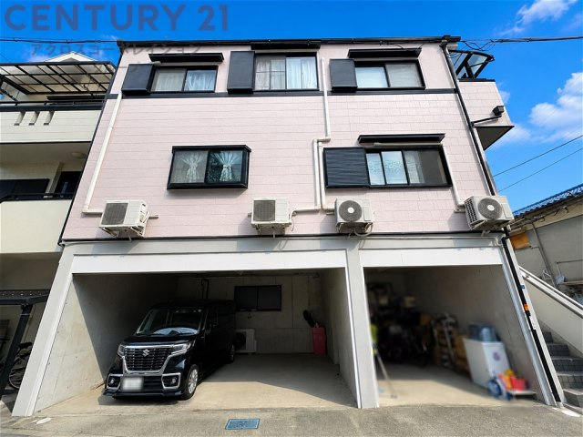 車庫スペースは全部で3台分あり、シャッター付きガレージタイプにつきバイクや自転車、趣味の道具などが豊富に収納できるつくりです。
