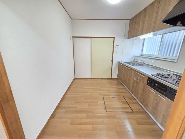 キッチンスペースです。背面に食器棚を置いても十分なスペースがあります。
