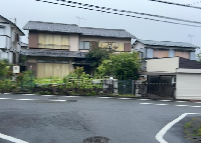 土地の形が極端に長細かったり、狭小地、あるいは道路との高低差がある傾斜地だった場合、後々売ろうとしても買い手がつかない場合もあります。後々、売却することになった時に価値の下がらない土地を選びましょう。