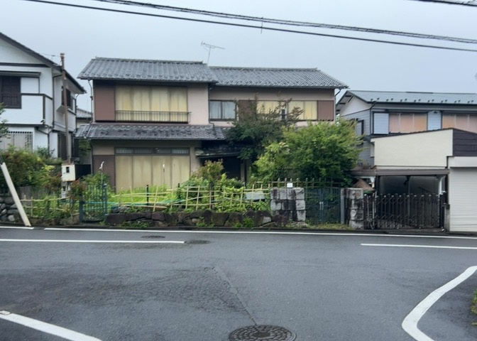 土地の面積＝住宅面積ではありません。建ぺい率の問題などで、土地のある場所によって住宅を建てられる面積は限られています。高さもしかり、「土地」という言葉の中には、建築条件も含まれると考えておきましょう。