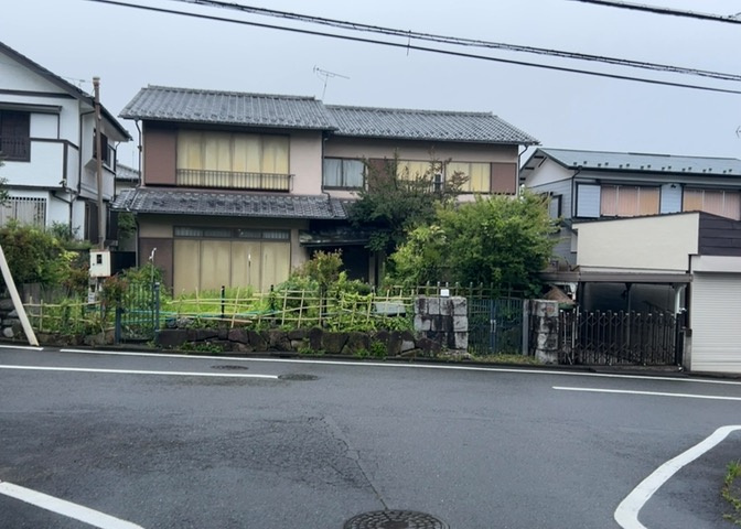 家を建てる場合、方位は要チェックです。現実的に日当たりのよい家ならばリビングは南側、建築基準法でも北側に当たる家への配慮は求められています。土地を見学に行く際は、方位磁針を持って行くようにしましょう。