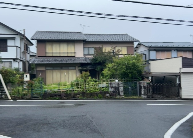 土地を買う際、住む地域の自治体や福祉の補助制度にも注目してみましょう。子供や老人の医療補助やゴミ出しのルールなど、自治体によってルールに大きな違いがあるため、暮らしやすい土地で判断するとよいでしょう。