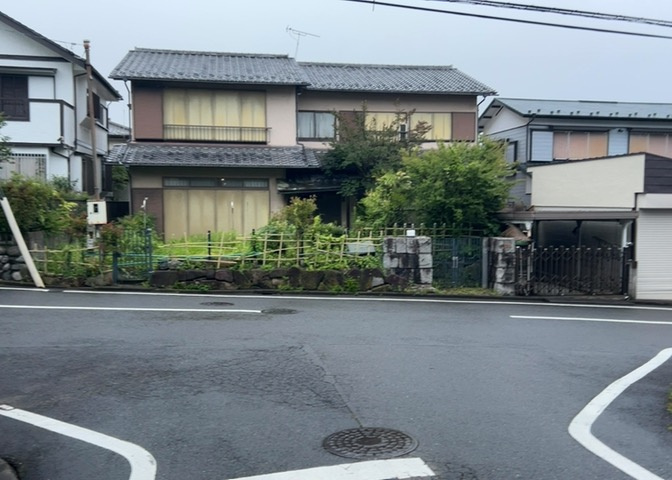土地の前の道路に消火栓が設置されていることがあります。この場合、道路交通法第45条第1項により、駐車禁止の場所が指定されています。そのため、車庫などの駐車スペースをつくることができない場合があります。