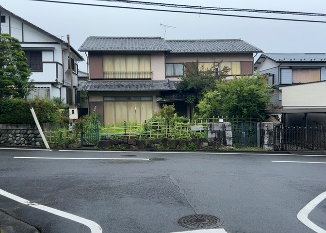 現地に行くなら、物件の周囲の地形がどうなっているかを見ることも大切です。周辺より低くなっている土地では、大雨などで水が集まりやすいため、地盤が弱くなっているということも考えられるため、注意が必要です。
